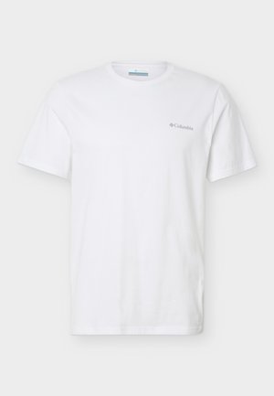 T-shirt blanc à manches courtes avec col rond et petit logo Columbia gris sur le côté gauche de la poitrine, présenté sur un fond blanc.