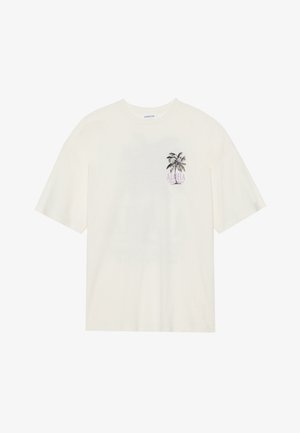 Witte katoenen T-shirt met korte mouwen, met een palmboomafbeelding en het woord "ALPHA" in paars op de linkerborst.