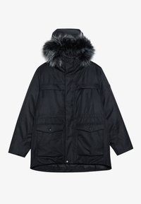Parka negra con capucha forrada de pelo, dos bolsillos frontales, cinturilla elástica y un tejido suave y resistente al agua.