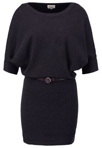 Tmavě šedé pletené šaty s širokým výstřihem, spadlými rameny, krátkými rukávy a hnědým opaskem v pase. Hladká textura a uvolněný střih.