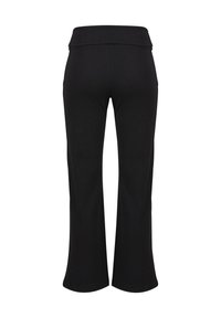 Pantalon noir taille haute avec une large ceinture, jambes droites et légère évasement à l'ourlet, vu de dos.