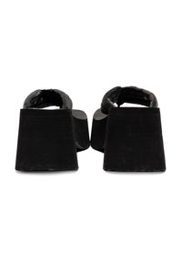 Scarpe con plateau nere con tomaia in tessuto testurizzato, tacco quadrato e design aperto sul retro, dotate di una larga fascia sul piede.