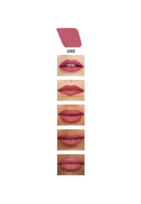 Matte läppstift i en mjuk rosa nyans "Lover", visas i fem provtagningar på läpparna, som varierar i opacitet och textur, från full täckning till en mjukare finish.