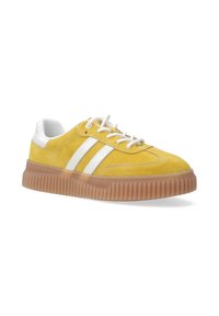 Gelbe Wildledersneaker mit weißen Streifen, schnürbarem Vorderteil und dicker Gummisohle mit geripptem Muster.