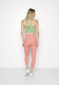 Girlfriend Collective COMPRESSIVE HIGH RISE - Leggingek - primrose