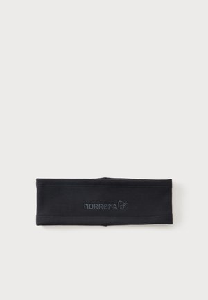 Bandeau en tissu noir avec logo Norrona brodé de manière subtile, centré sur un fond clair uni.
