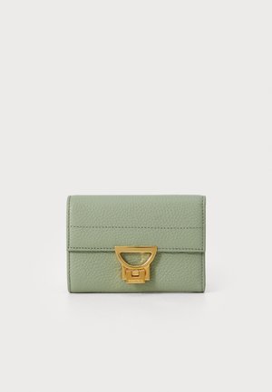 Portafoglio in pelle verde con finitura texture, caratterizzato da una chiusura in metallo dorato e dettagli di cucitura sottili. Forma rettangolare compatta.