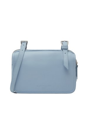Jasnoniebieska skórzana torba na ramię z regulowanym paskiem, zamkiem błyskawicznym i subtelnym wytłoczonym logo marki z przodu.
