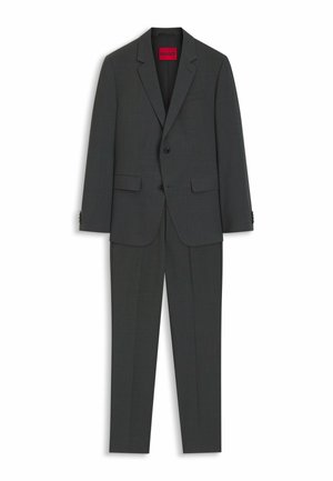Costume homme deux pièces gris foncé avec blazer à revers crantés et pantalon assorti, avec une étiquette rouge « HUGO » à l’intérieur de la veste.
