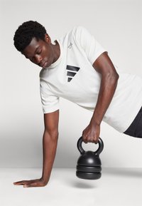adidas Performance ALL GYM CATEGORY GRAPHIC - Apdrukāts T-krekls - chalk white