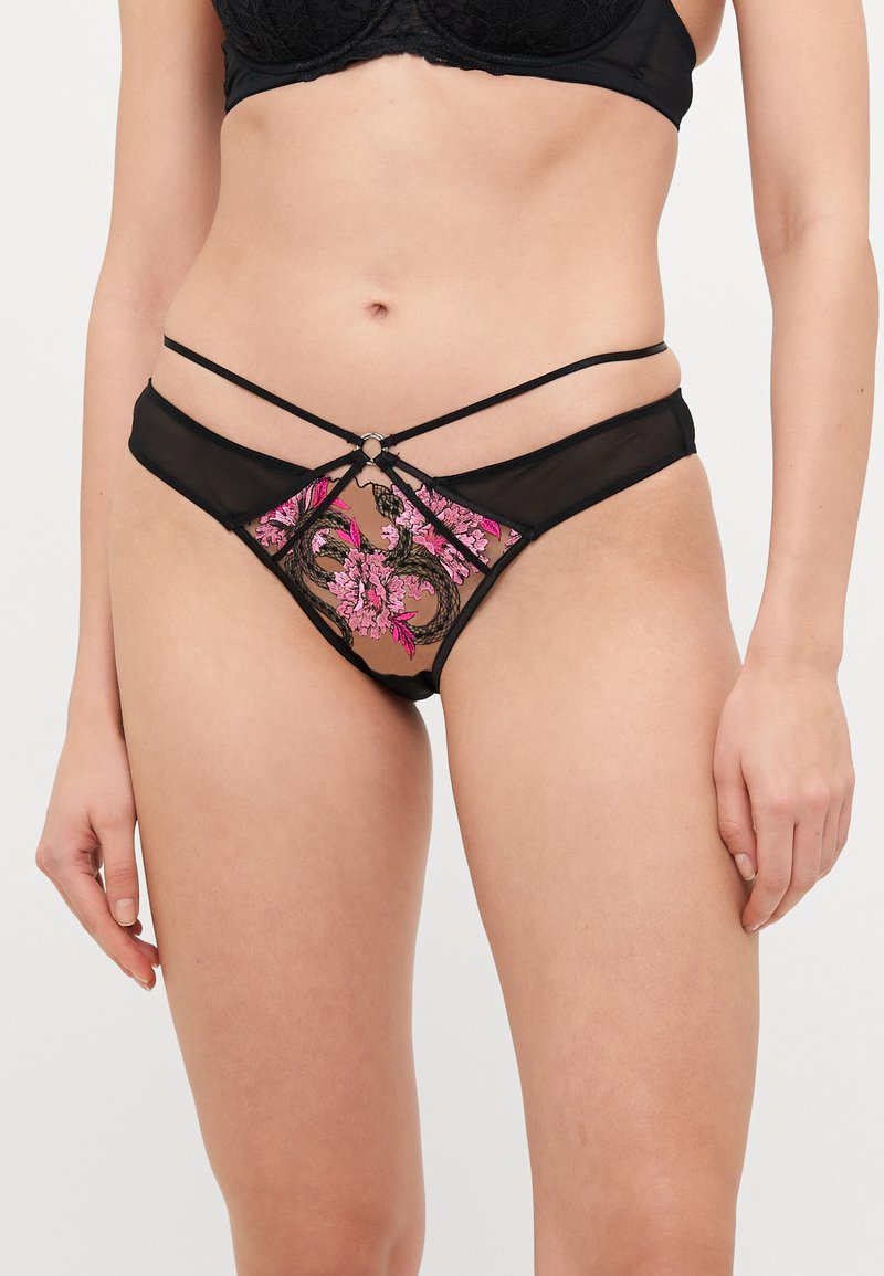 Zwarte doorschijnende lingerie met roze bloemenborduursel, met meerdere bandjes en een cirkelvormige accente aan de voorkant.