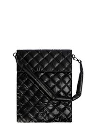 Bolso negro acolchado hecho de nylon brillante, con costuras diagonales, cierre de solapa y correa de hombro removible.