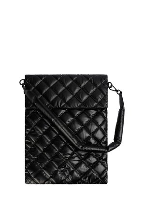 Bolso negro acolchado hecho de nylon brillante, con costuras diagonales, cierre de solapa y correa de hombro removible.
