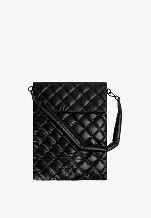 Bolso negro acolchado hecho de nylon brillante, con costuras diagonales, cierre de solapa y correa de hombro removible.