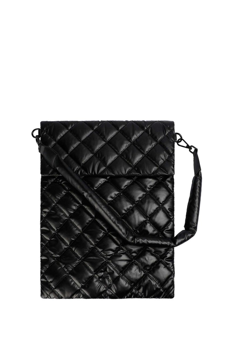 Bolso negro acolchado hecho de nylon brillante, con costuras diagonales, cierre de solapa y correa de hombro removible.