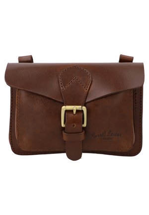 Petite sacoche en cuir marron avec rabat frontal et fermeture à boucle dorée, détails de couture et nom de la marque embossé en bas à droite.