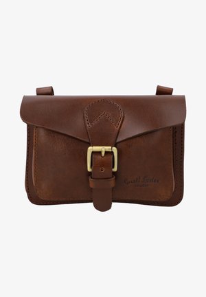 Petite sacoche en cuir marron avec rabat frontal et fermeture à boucle dorée, détails de couture et nom de la marque embossé en bas à droite.