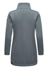 Pilkas raukšlėtas tunikas su aukšta apykakle, ilgomis rankovėmis ir šoninėmis siūlėmis. Tekstūruota medžiaga ir logotipo etikete ant apvado.