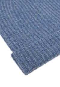 Tessuto in maglia a coste blu con una texture morbida, caratterizzato da un risvolto piegato sul fondo. Il materiale appare caldo e accogliente.