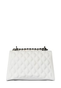 Witte gequilted leren handtas met een rechthoekige vorm, voorzien van een zilveren kettinghengsel en een gladde textuur.