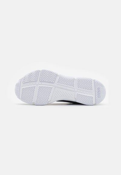 Fehér sneaker talp, texturált halszálkás mintázattal, barázdákkal és márkázott részletekkel. A dizájn funkcionális és sportos.