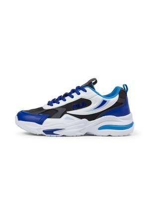 Des baskets avec une palette de couleurs noire, blanche et bleue, dotées d'une tige en maille, d'une semelle rembourrée et d'accents texturés. Logo bien en vue.