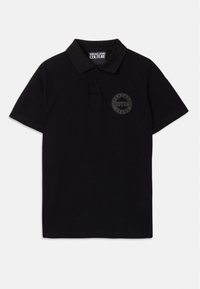 Cămașă polo neagră din bumbac, cu un nasture cu trei butoane, mâneci scurte și un logo texturat rotund pe spatele stâng.