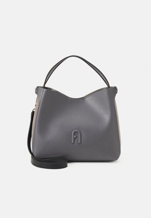Sac à main en cuir gris avec une poignée supérieure, une bandoulière amovible et un logo embossé au centre avant.