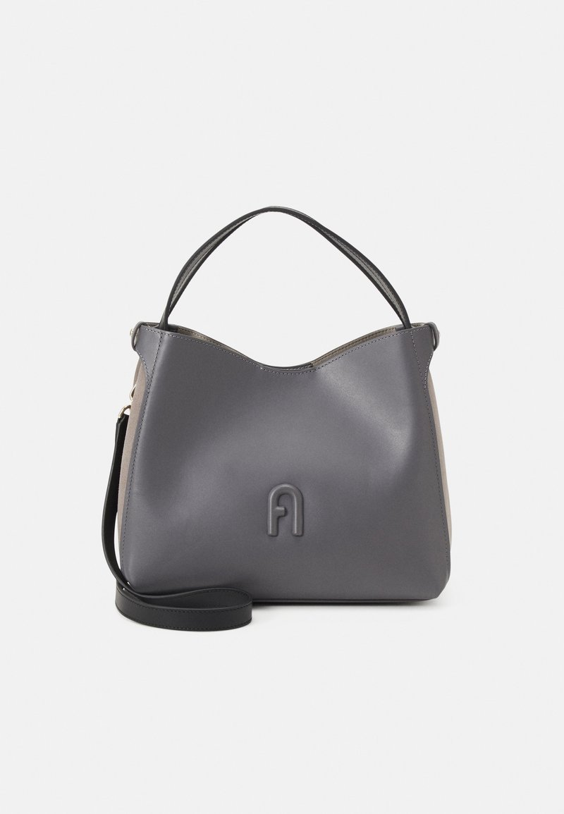 Sac à main en cuir gris avec une poignée supérieure, une bandoulière amovible et un logo embossé au centre avant.