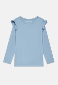 Ανοιχτό μπλε πουκάμισο μακρυμάνικο από απαλό ύφασμα, με βολάν στους ώμους και στρογγυλή γραμμή λαιμού.