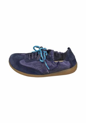Marineblauer Freizeitsneaker mit einer Kombination aus Wildleder- und Ledertexturen, blauen Schnürsenkeln und einer gumfarbenen Gummisohle, von der Außenseite gezeigt.