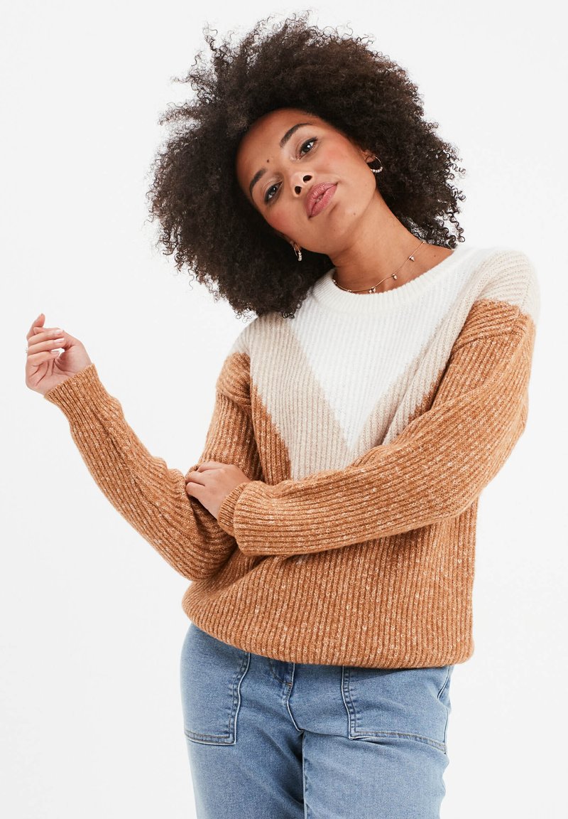 Gestrickter Pullover mit einem Farbkombination-Design in Beige und Braun, mit einer gerippten Textur und einem V-förmigen Muster über der Brust.