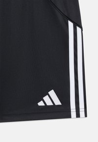 Sorteidrettsshorts laget av glatt stoff med hvite tre-striper langs sidene og et brodert logo på kanten.