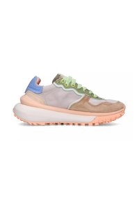 Sneaker multicolore con un mix di suede testurizzato e pelle liscia. Suola bianca arrotondata con dettagli rosa e lacci verdi.