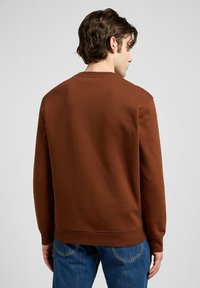 Lee LONG SLEEVE PATCH CREW - REGULAR FIT - Felpa - luxe brown