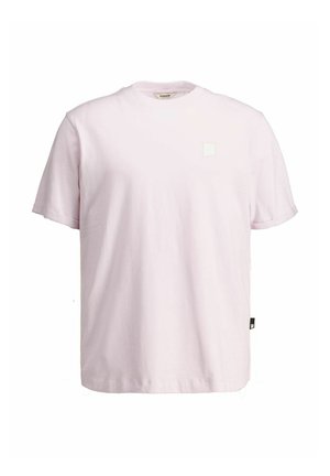 T-shirt rose pâle à manches courtes et col rond, avec un petit logo carré sur la poitrine et une petite étiquette sur l'ourlet gauche.