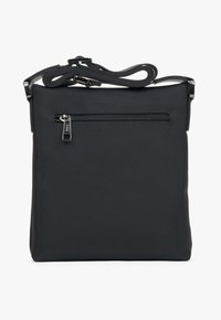 Czarna torba na ramię wykonana z teksturowanej tkaniny. Posiada przednią kieszeń na zamek oraz regulowany pasek dla wygody. Prosty, prostokątny kształt.