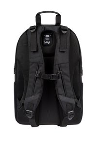 Zaino ergonomico nero con spallacci in rete imbottita, fibbia toracica regolabile e maniglia rinforzata. Tessuto texturizzato con scomparti con zip.