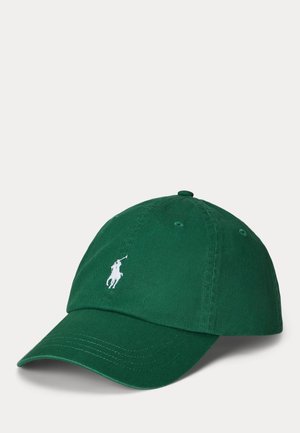 Donkergroene baseballpet met gebogen klep en wit polo-spelerlogo geborduurd op het middenvoor.