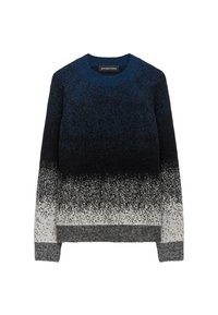 Sweter dziergany w gradientowym układzie kolorów, przechodzący od ciemnoniebieskiego do czarnego, następnie do szarego i białego, o miękkim, teksturowanym wykończeniu.