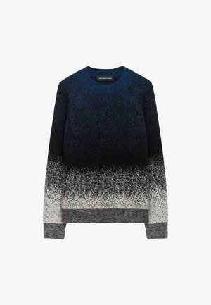 Maglione lavorato a maglia con una gradazione di colori che va dal blu scuro al nero, passando per il grigio e il bianco, con una finitura morbida e testurizzata.