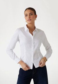 Guess - KLASSISCHES SLIM FIT - Overhemdblouse - white Miniatuurafbeelding 1