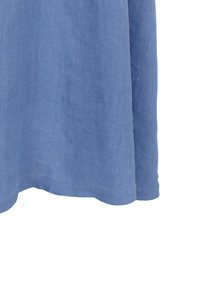 Lichtblauwe linnen rok met een ontspannen pasvorm, gekenmerkt door een gladde textuur en een licht gebogen zoom, die natuurlijke vezels laat zien.