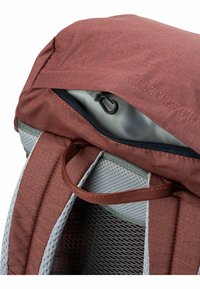 Mochila de tela roja con un bolsillo superior con cremallera, correas de malla y un forro interior gris. Presenta un lazo para sujeción y material texturizado.