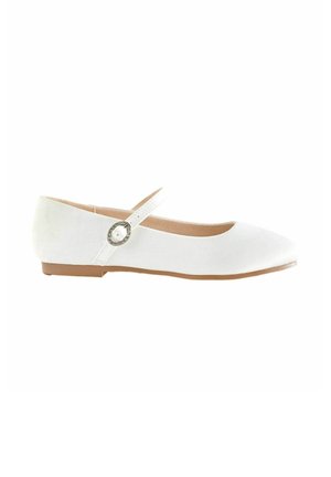 Chaussure de ballet plate blanche avec une bride simple fixée par une boucle ronde décorative et une semelle marron clair.