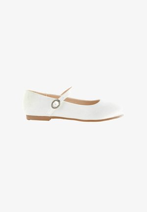Chaussure de ballet plate blanche avec une bride simple fixée par une boucle ronde décorative et une semelle marron clair.