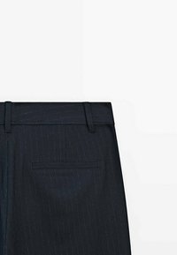 Pantalon à rayures fines bleu marine avec une ceinture ajustée, des passants pour ceinture et une poche arrière unique. Texture de tissu lisse, design sur mesure.