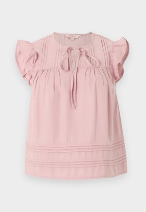 Blusa de manga corta en rosa suave con mangas con volantes, lazo frontal en el escote redondo, pliegues verticales en el pecho y pliegues horizontales cerca del dobladillo.