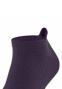 Dunkelviolette Knöchelsocke mit strukturiertem Strick und einem kleinen Zugtab hinten auf einem weißen Hintergrund.