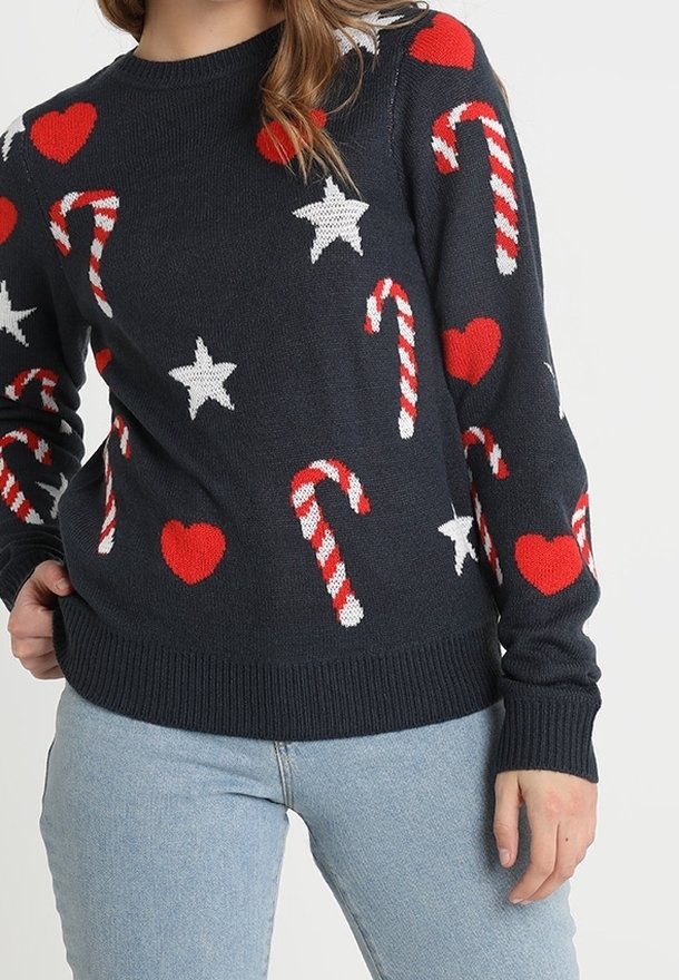 Mörkblå stickad tröja med röda hjärtan, pepparkakshjärtan och vita stjärnor. Ribbad nederkant och ärmar, avslappnad passform. Mjuk textur.